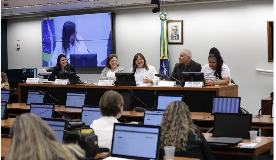 Governo enviará ao Congresso novo Plano Nacional de Educação Vermelho