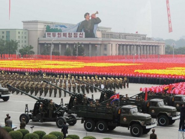 Coreia do Norte celebra 73º aniversário com desfile militar na madrugada