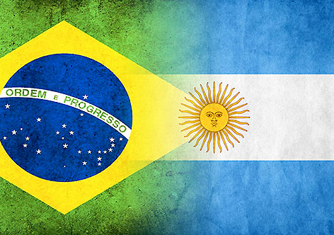 Jogo de futebol brasil x argentina apresentado com bandeira de seu país