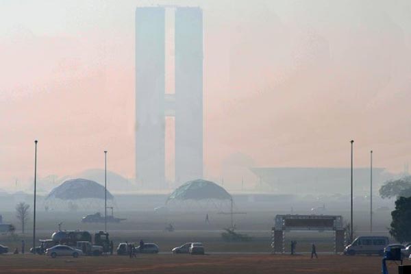 Fumaça envolve Congresso e muda paisagem de Brasília - Vermelho