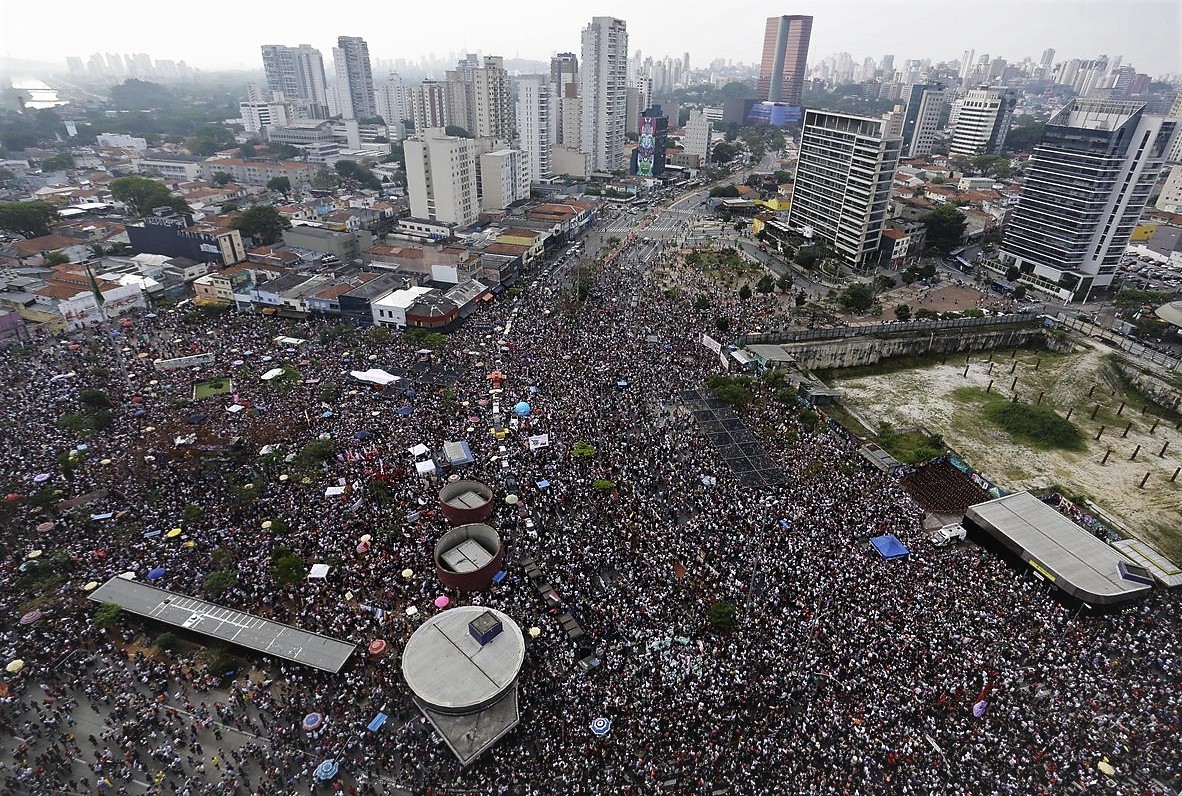 Centenas de pessoas fazem ato no Rio de Janeiro em defesa de