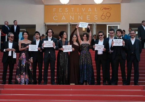 Equipe de filme brasileiro faz protesto em Cannes em defesa da