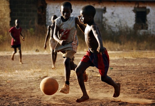 JOGAR BOLA NA RUA 