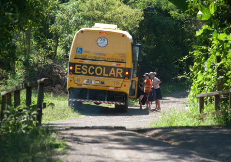 ONIBUS ESCOLAR AO EXTREMO NAS ESTRADAS DE TERRA E ATOLEIROS! 