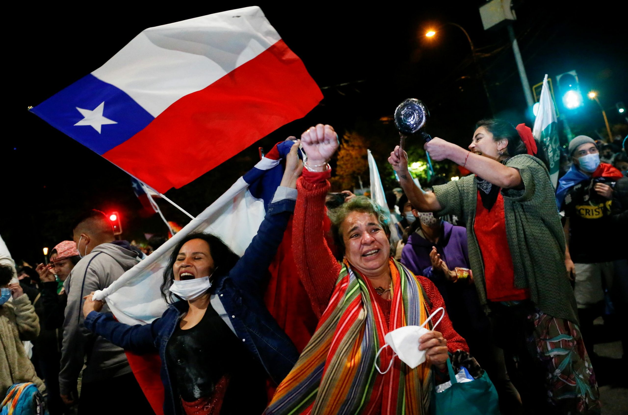 O CHILE ACORDOU. O povo luta nas ruas contra o…