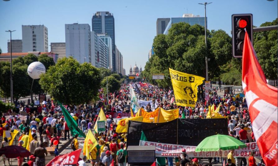 Manifestantes pedem saída de Bolsonaro e vacinas contra Covid-19