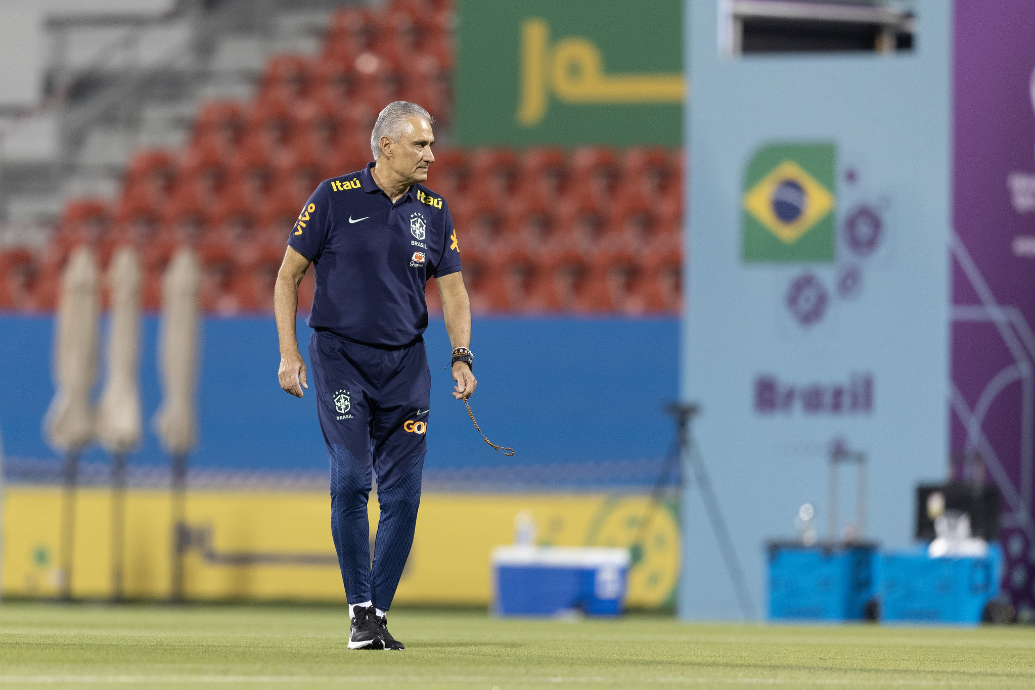 Lateral da Seleção, Danilo diz que verdadeiros heróis do Brasil estão nas  salas de aula e nos hospitais