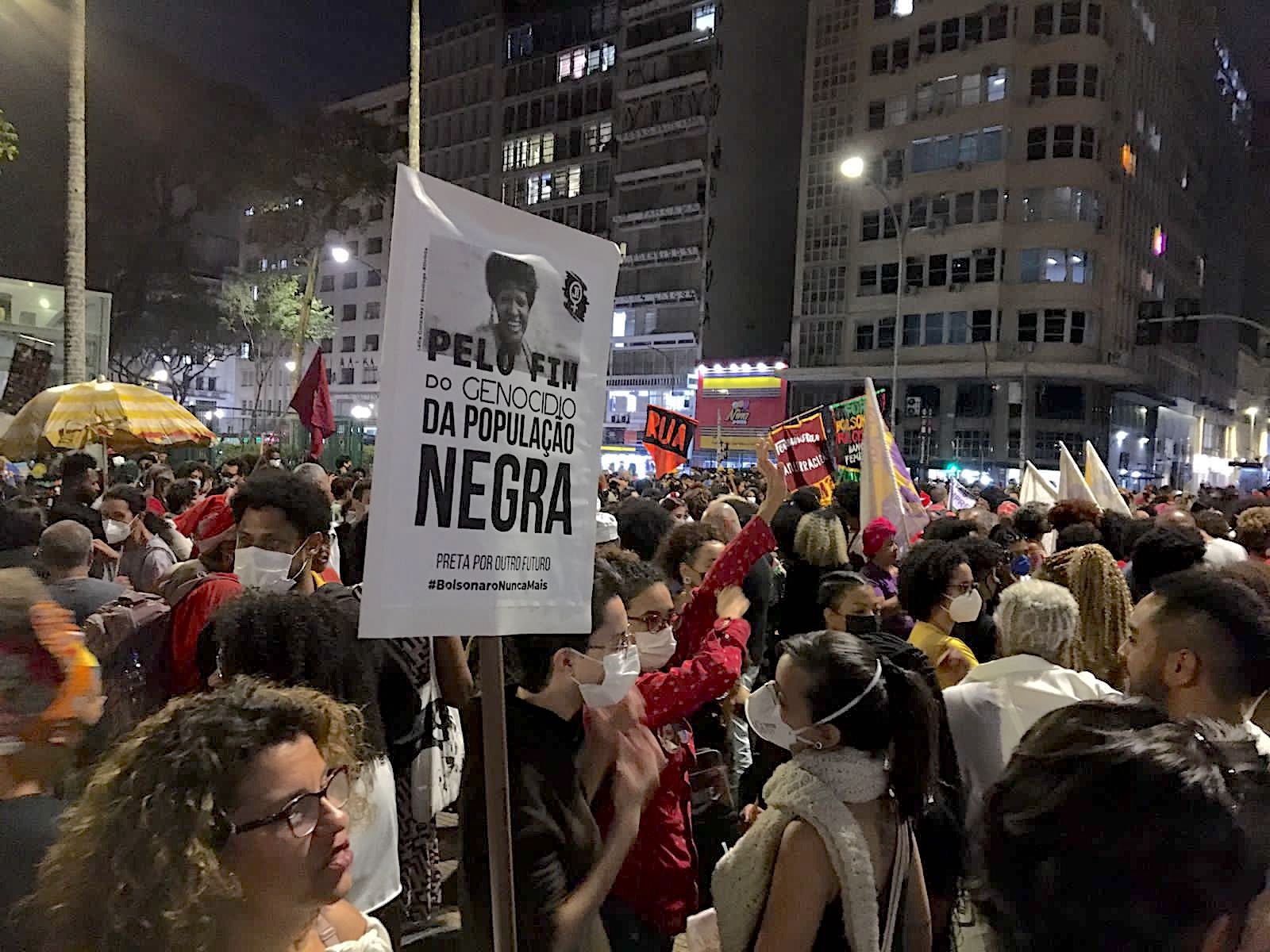 Copa reaviva memória da luta antirracista - Vermelho