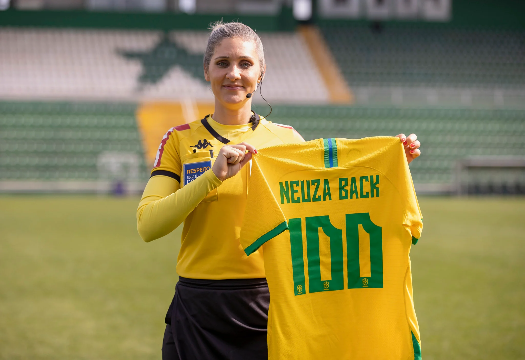 Neuza Back: árbitra brasileira compõe 1º trio feminino na Copa