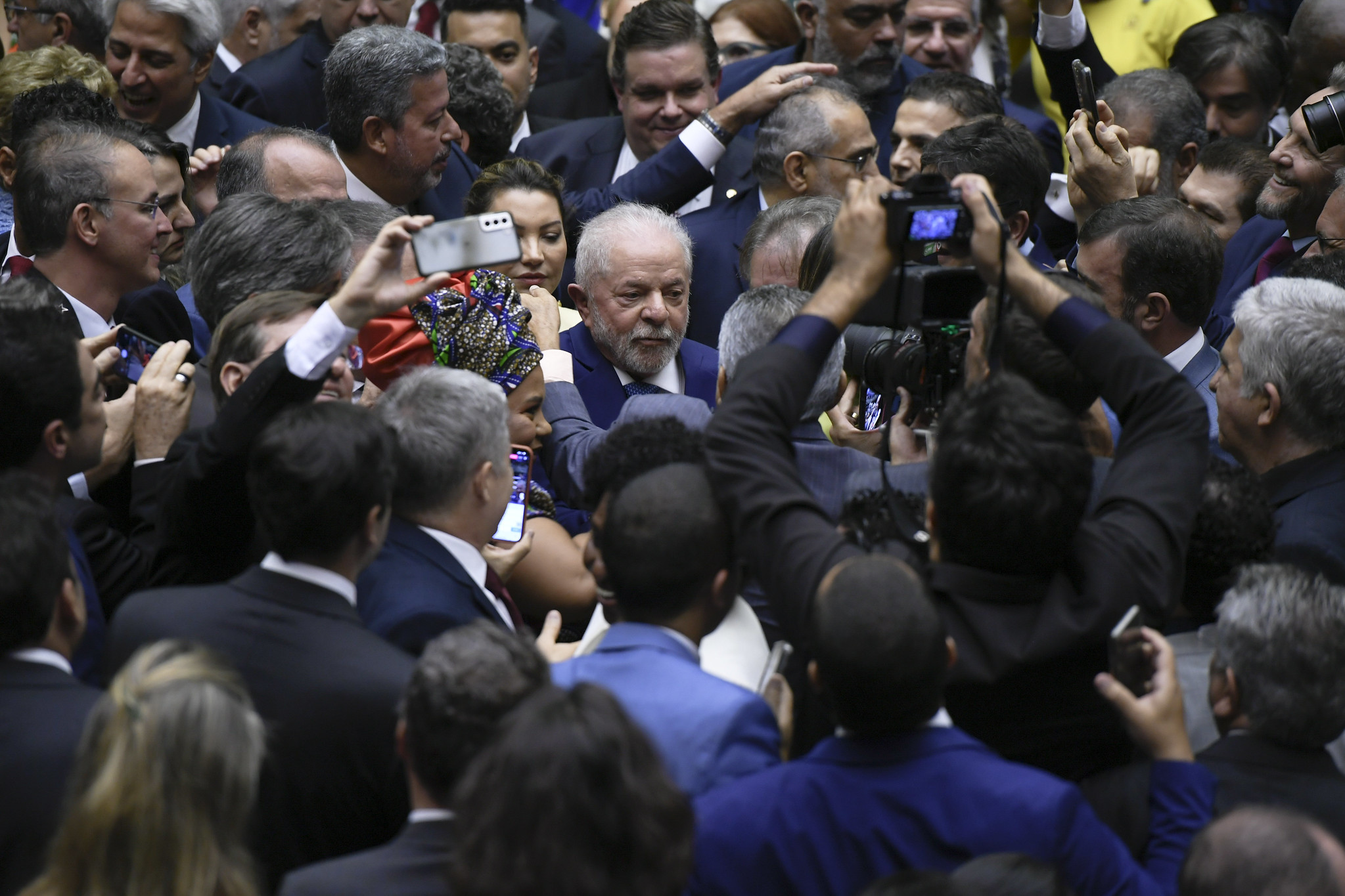 Lula assina termo de posse com caneta dada por apoiador em 1989