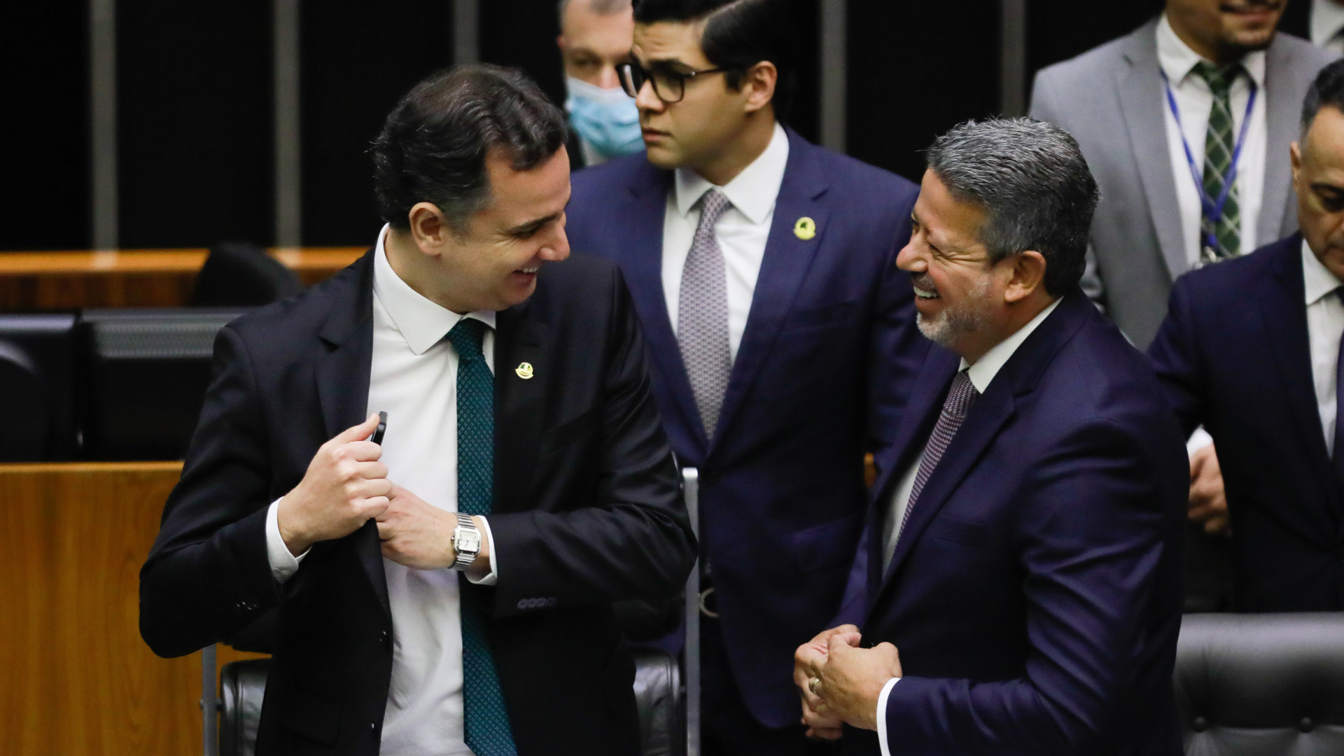Por que Bolsonaro insiste na candidatura de Damares ao Senado