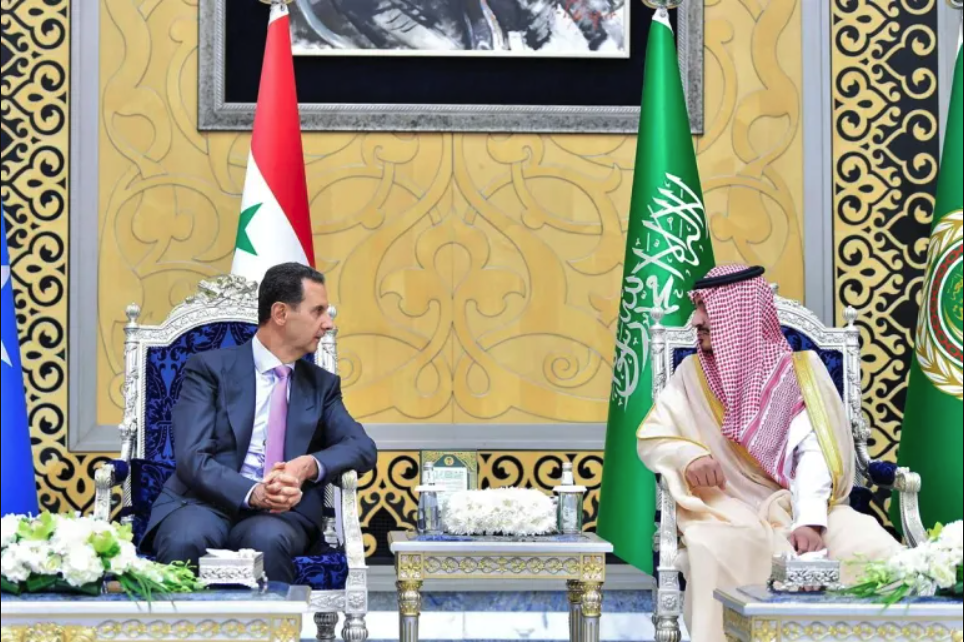 Assad tem recepção calorosa com volta da Síria à Liga Árabe - Vermelho