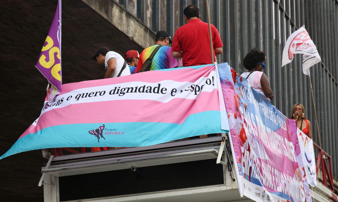 Marcha Trans ocupa ruas de SP e dá a largada da Parada do Orgulho LGBT+ -  Vermelho