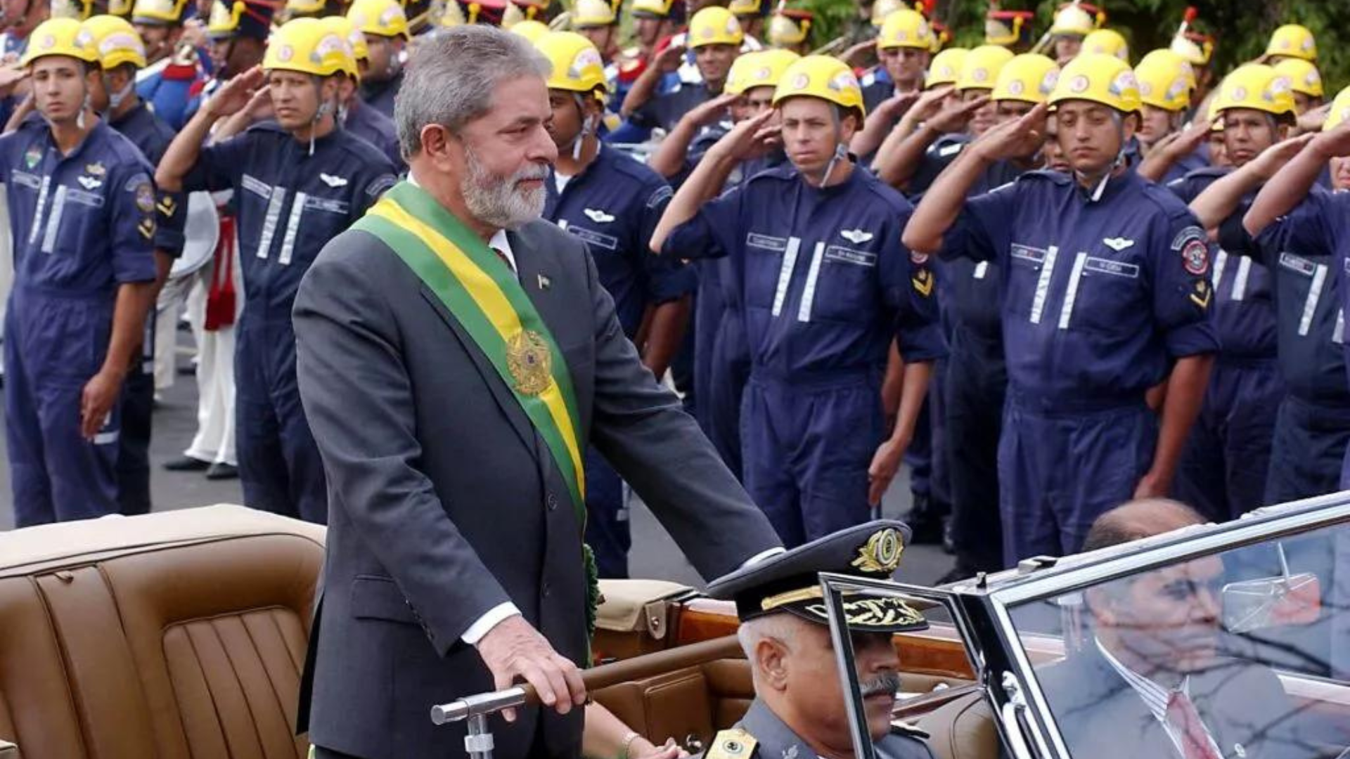 Com coro pela democracia, Lula participa de desfile pela nona vez