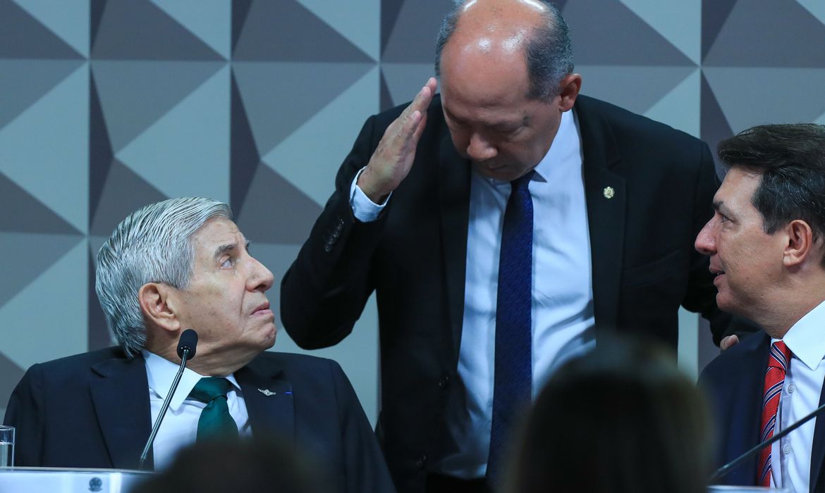 PARLAMENTARES BOLSONARISTAS TIRAM FOTO COM GEN. HELENO APÓS FIM DA CPMI 