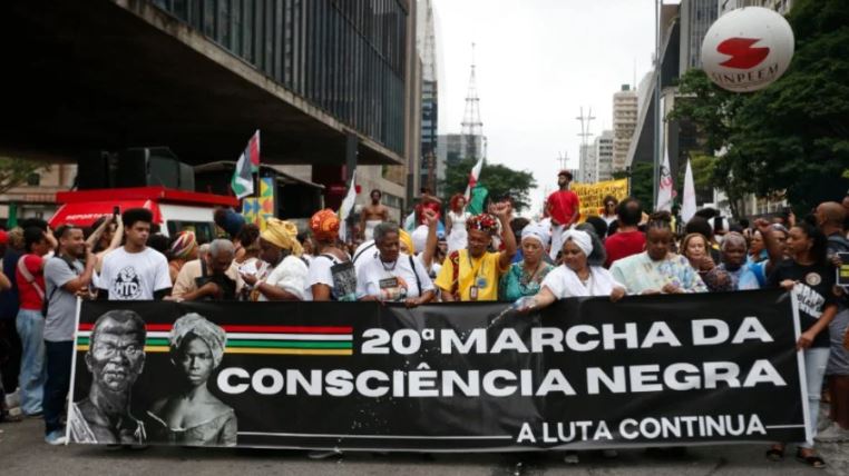 Copa reaviva memória da luta antirracista - Vermelho