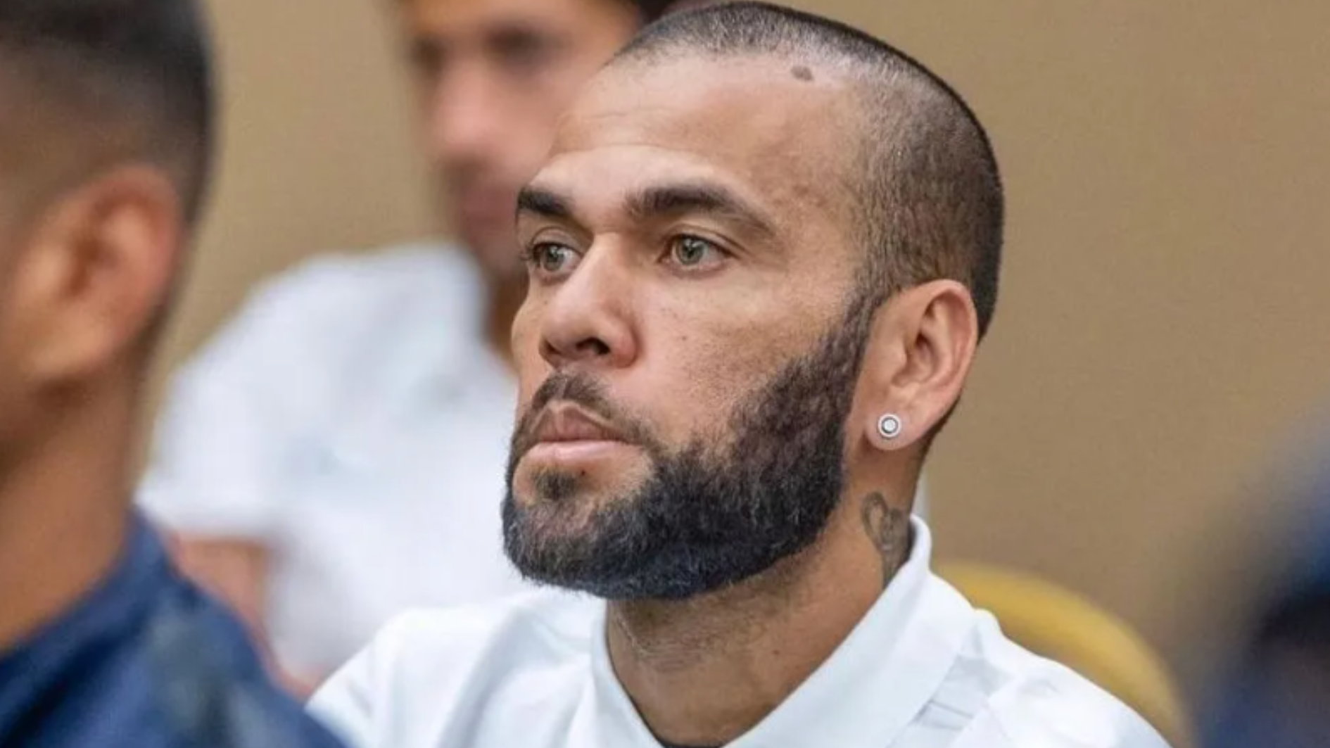 Daniel Alves é solto após amigos pagarem fiança, segundo jornal espanhol -  Vermelho