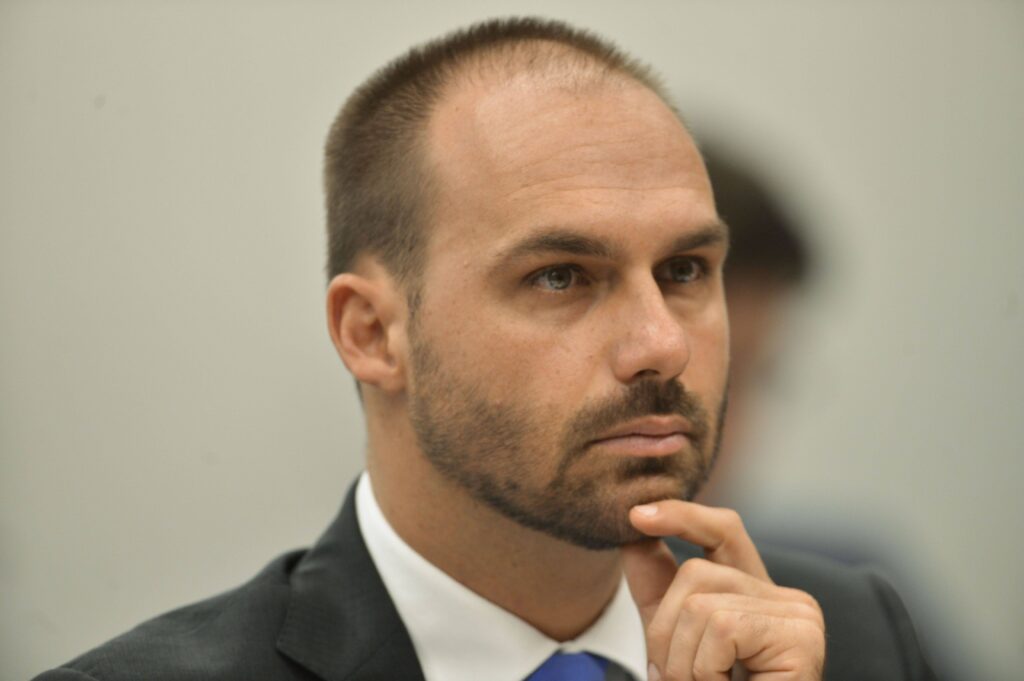 Polícia Federal aperta o cerco e afasta Eduardo Bolsonaro
