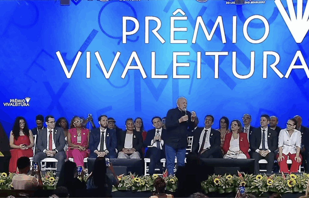Lula defende leitura e acesso ao livro como eixo do desenvolvimento