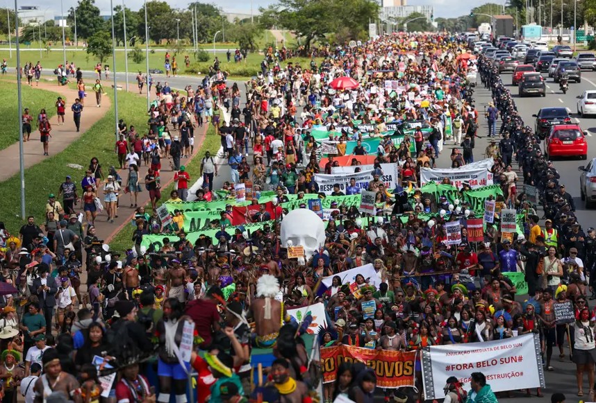 Milhares de indígenas marcham em Brasília na defesa das demarcações