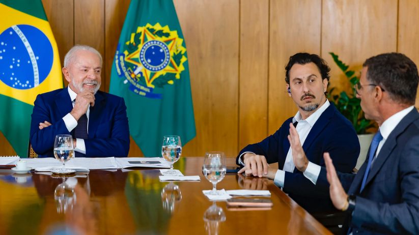 Flávio Bolsonaro e extrema direita querem vender o Brasil, alerta Lula