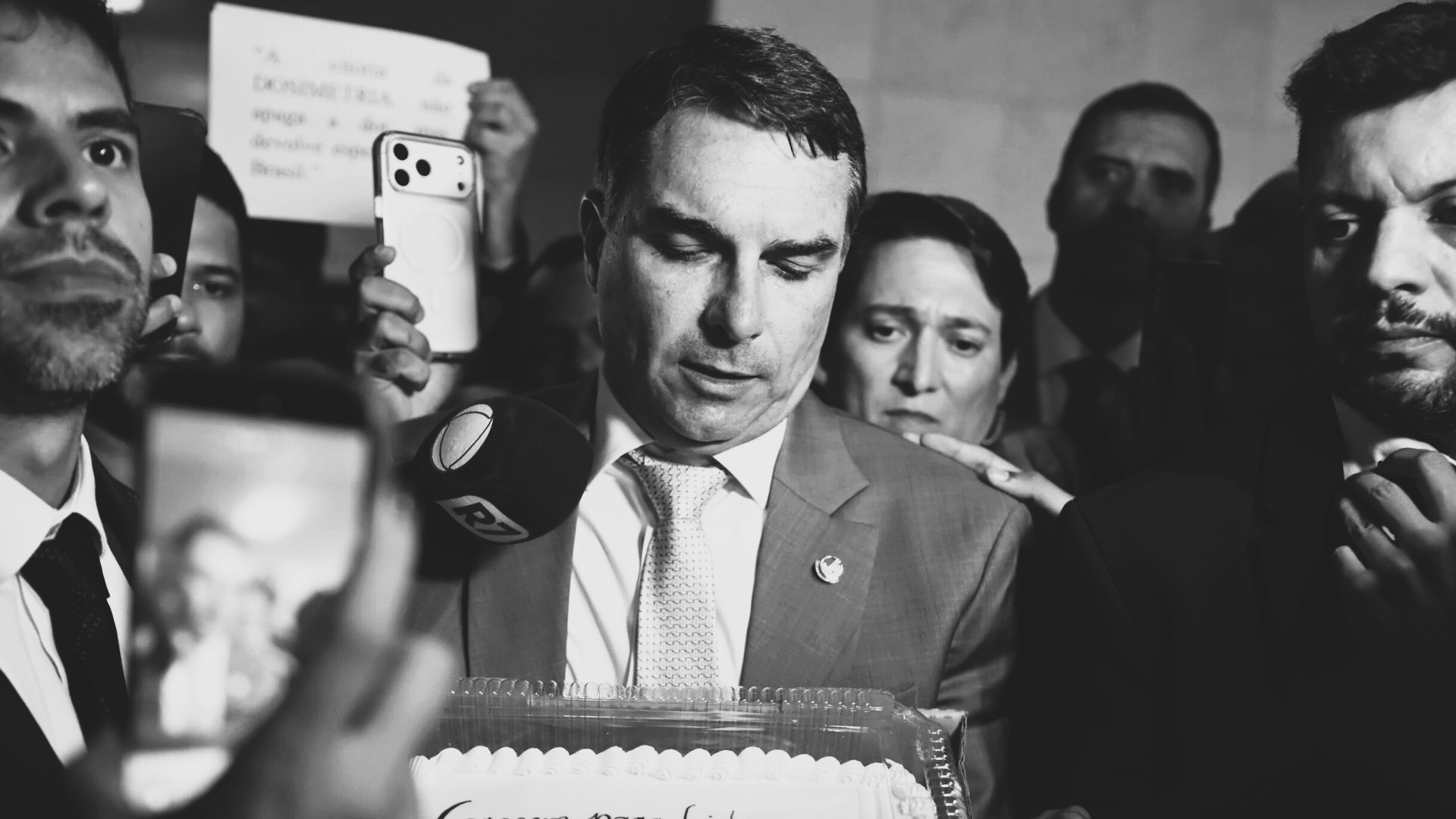 Flávio Bolsonaro defende manutenção da escala 6x1 e mais precarização - Vermelho