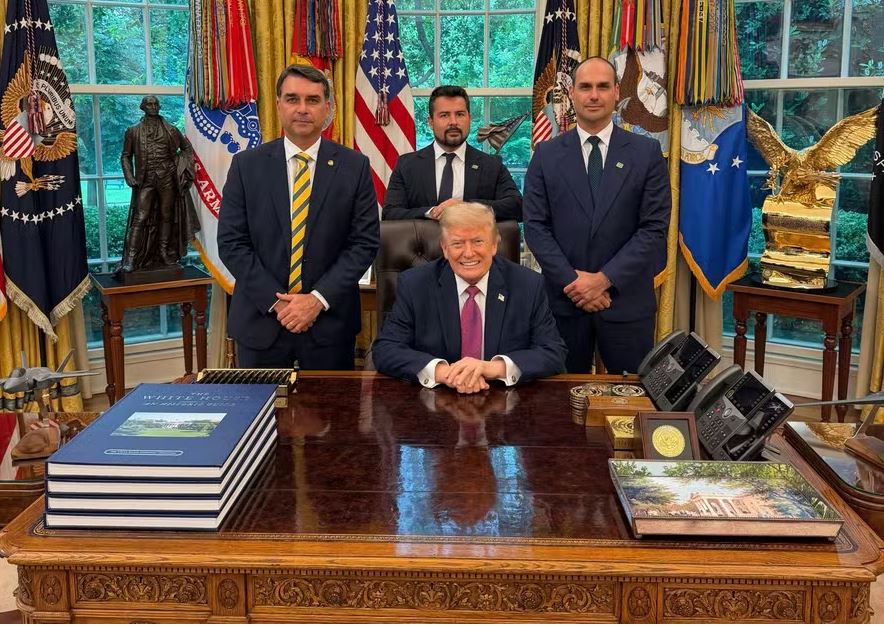Cover image for EUA classificam PCC e CV como terroristas e tentam livrar clã Bolsonaro de crimes