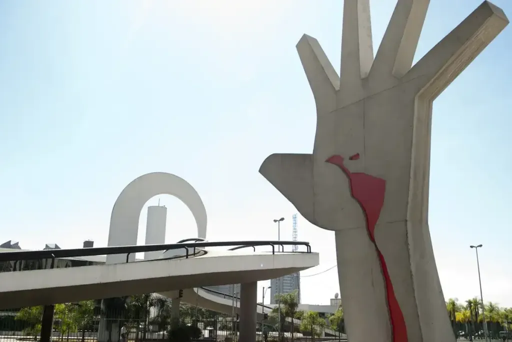 Cover image for Tarcísio causa indignação ao tentar privatizar o Memorial da América Latina