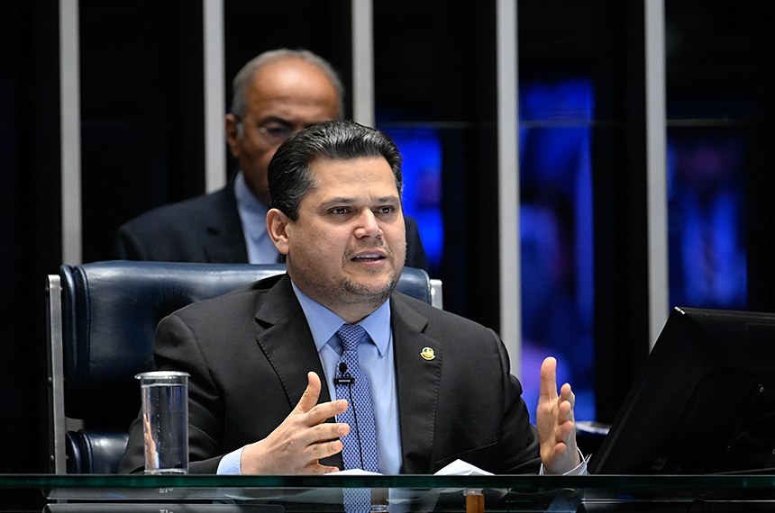 Alcolumbre indica que PEC do fim da escala 6x1 vai tramitar, mas sem pressa