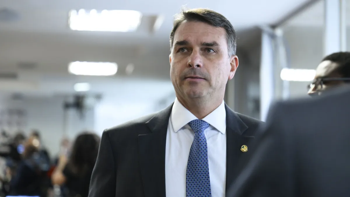 Cover image for ‘Traição ao Brasil’ estoura nas redes contra Flávio Bolsonaro