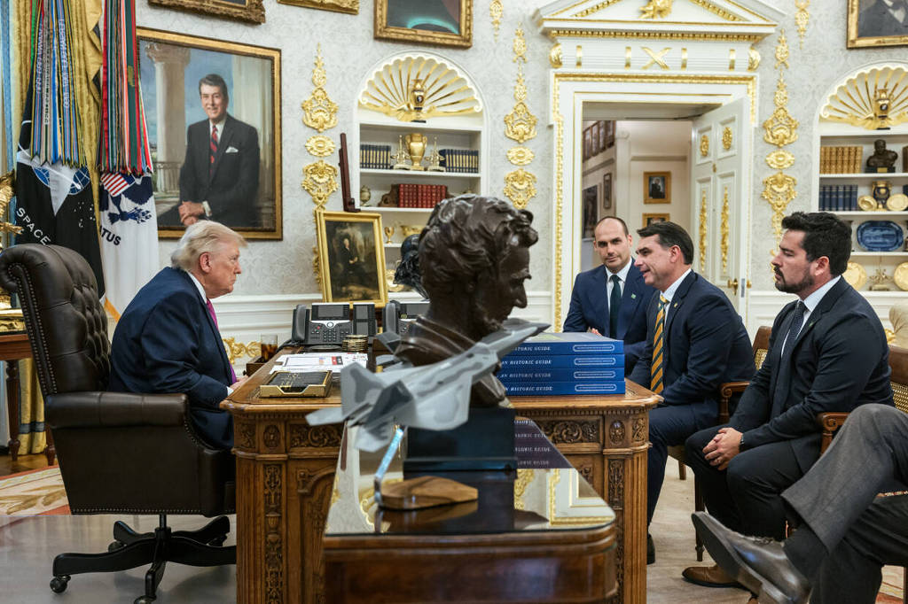 Publicação de Trump expõe traição de Flávio Bolsonaro após taxa de 25%
