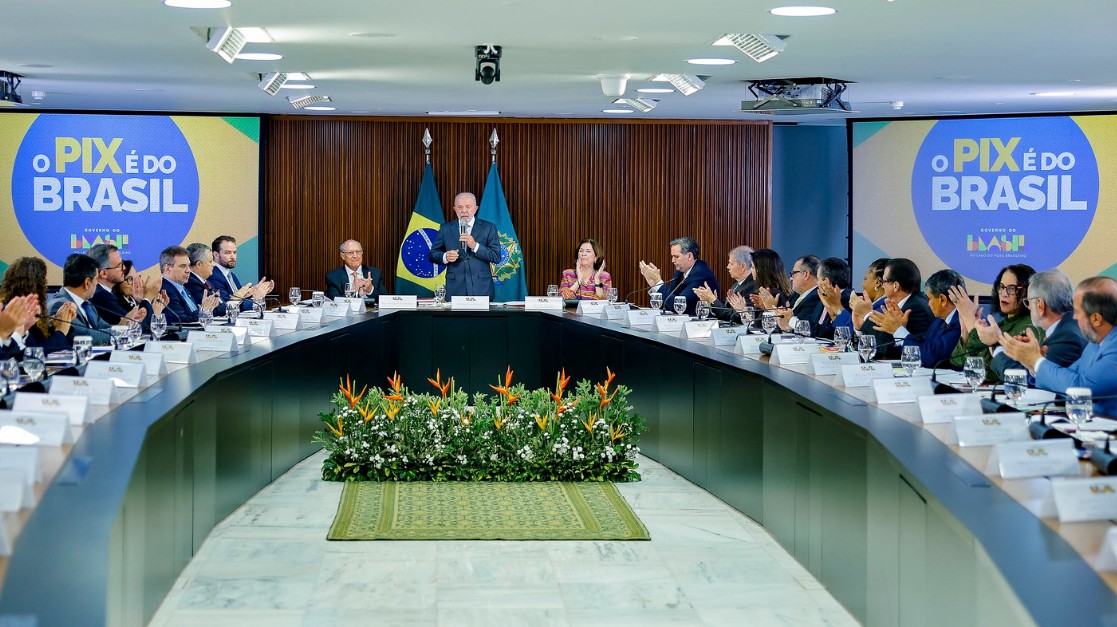 Cover image for Lula diz que tarifa dos EUA é política e tem ação de “traidores da pátria”