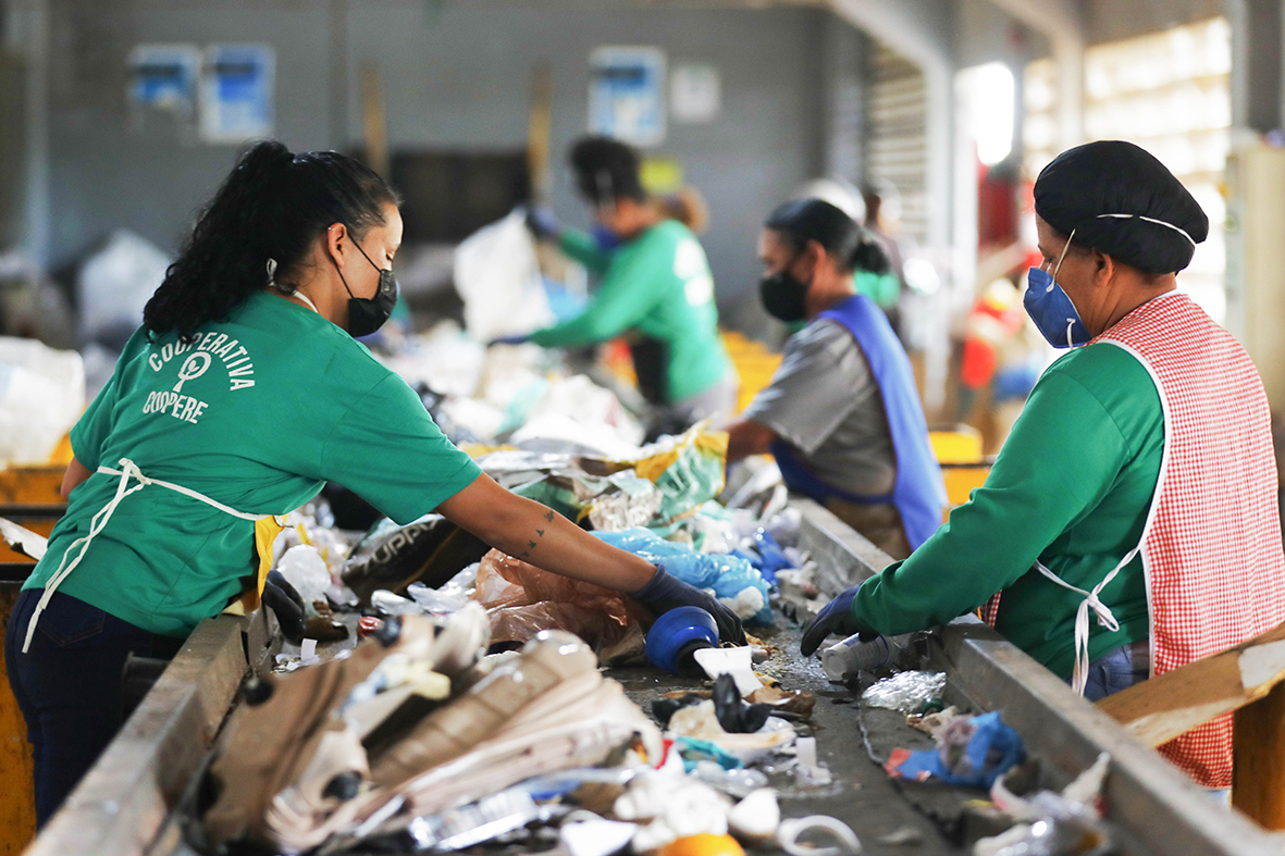 Brasil quer triplicar reciclagem e tirar catadores da invisibilidade